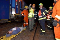 Záchranáři při nočním cvičení k vlaku slanili