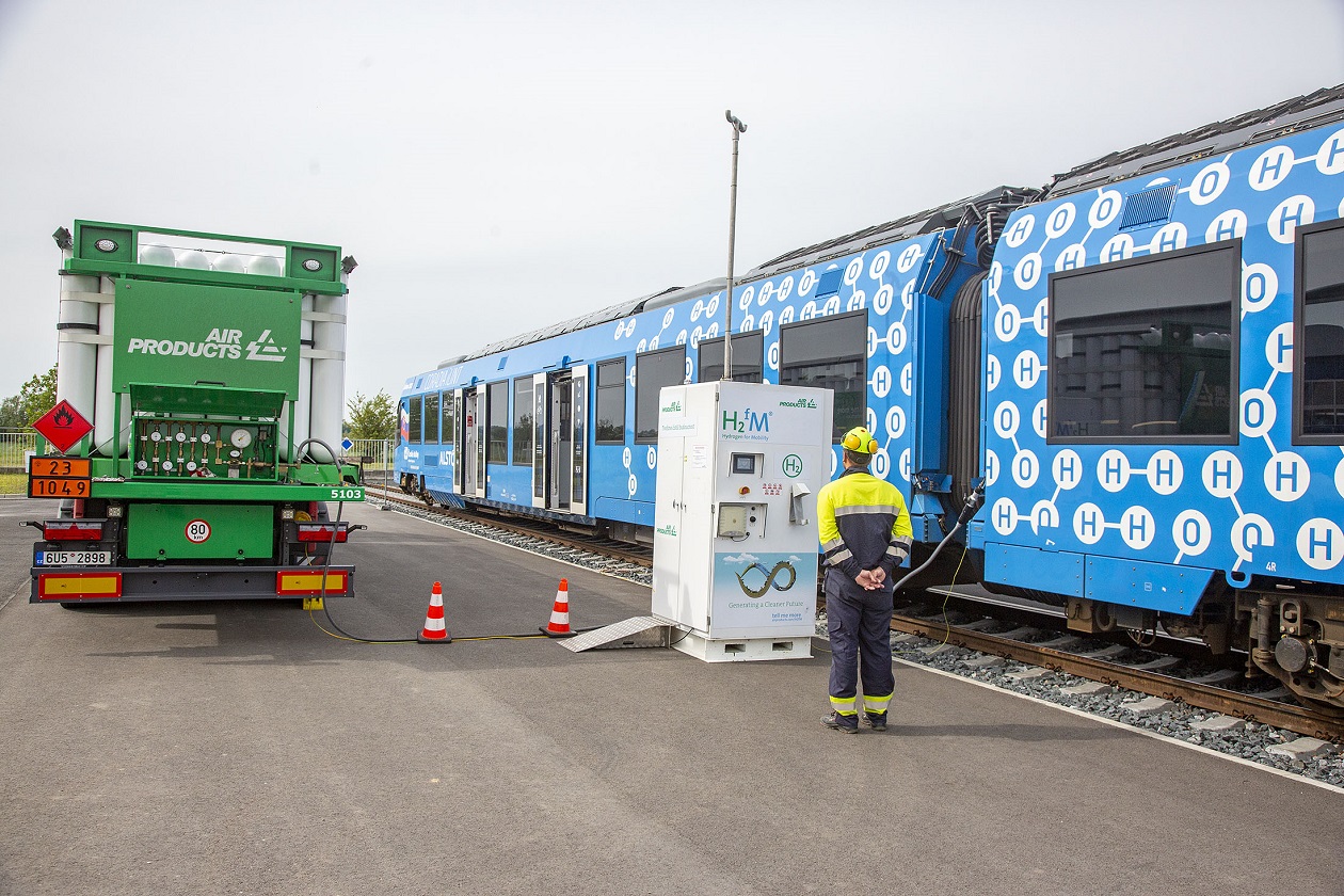 Po tratích v Česku se proháněl první vodíkový vlak iLint