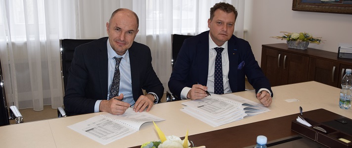 Pavel Krtek podepsal smlouvu s hejtmanem Plzeňského kraje