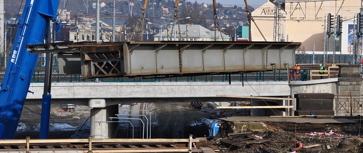 V Praze a Plzni šly k zemi železniční mosty