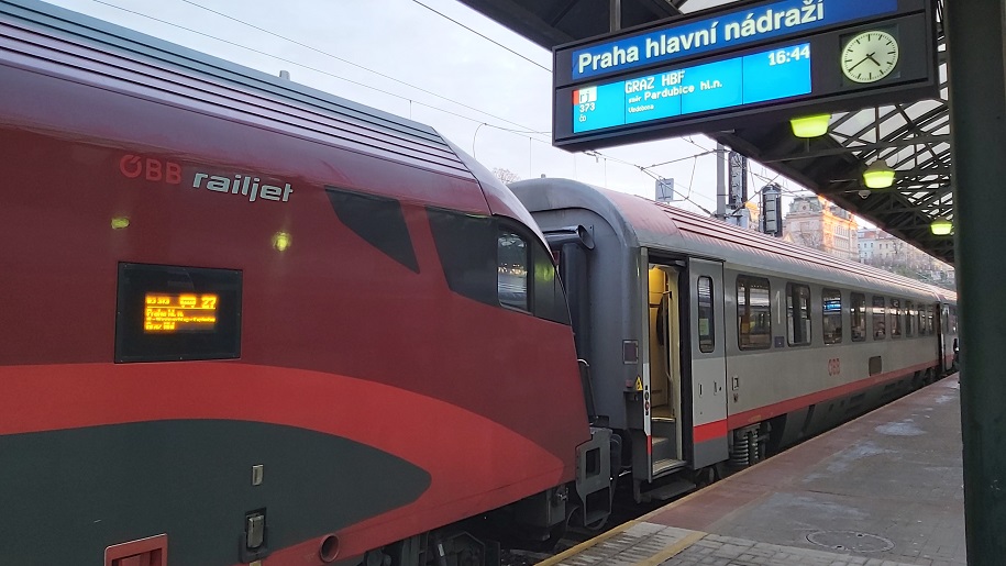 Railjety ČD a ÖBB vyjely s posilovými vozy