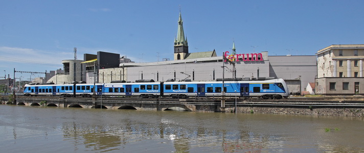 Velká voda v Čechách: vlaky pomáhaly lidem v ohrožení