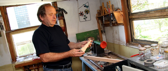 Plzeňský šéfdispečer vytváří svět dřevěných figurek 
