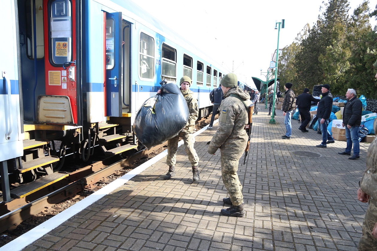 Evakuační vlaky vypravili i další dopravci