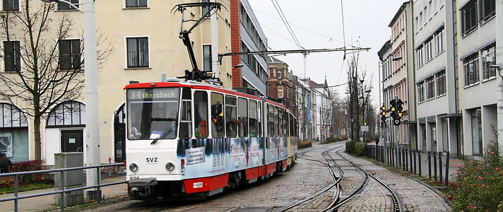 Do centra Zwickau vlak a tramvaj na stejném tělese