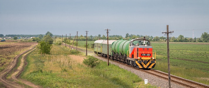 Býlí na kolejích v Maďarsku zatápí plevelohubná souprava