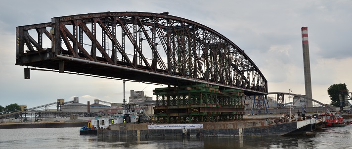 Při znovuzrození mostu asistovaly říční remorkéry
